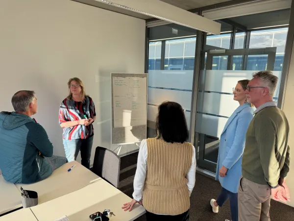 Workshop-Teilnehmer arbeiten gemeinsam