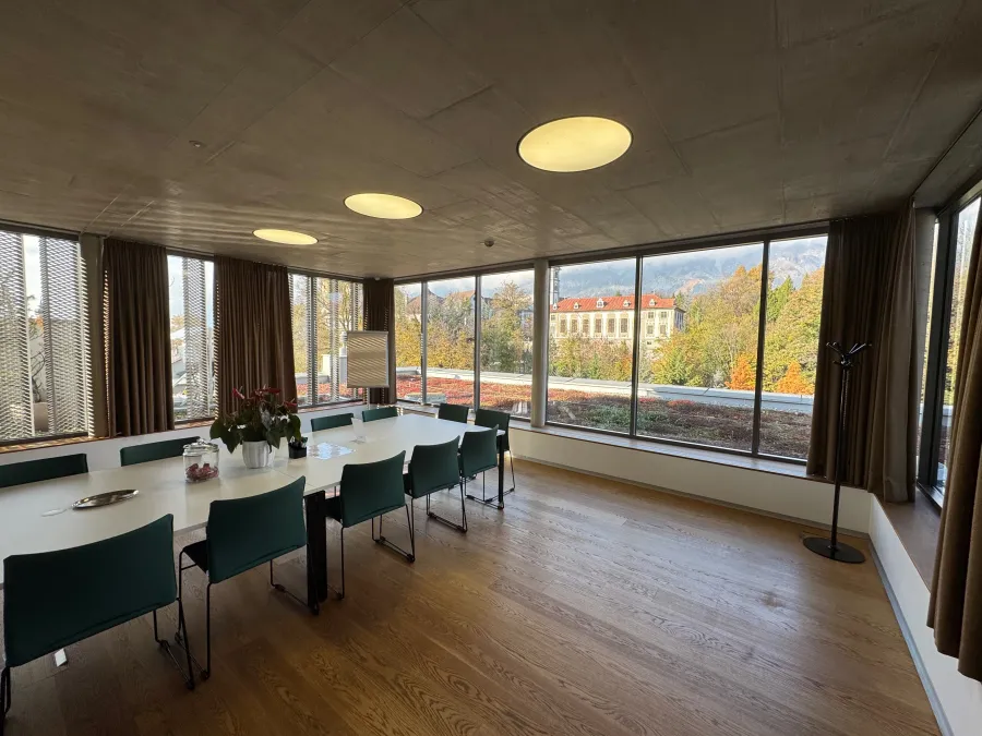 Moderner Besprechungsraum mit Bergpanorama