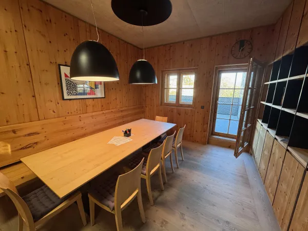 Gemütlicher Workshop-Raum in Holzoptik