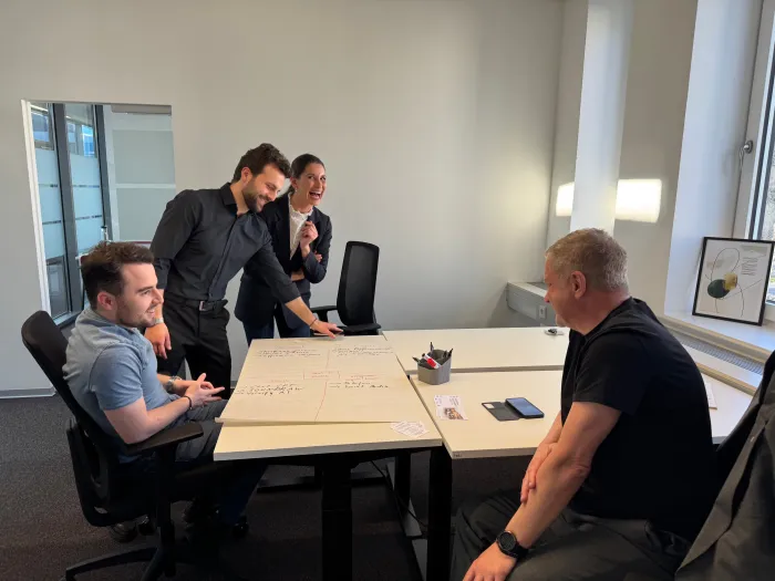 Gruppenarbeit am Workshop-Tisch