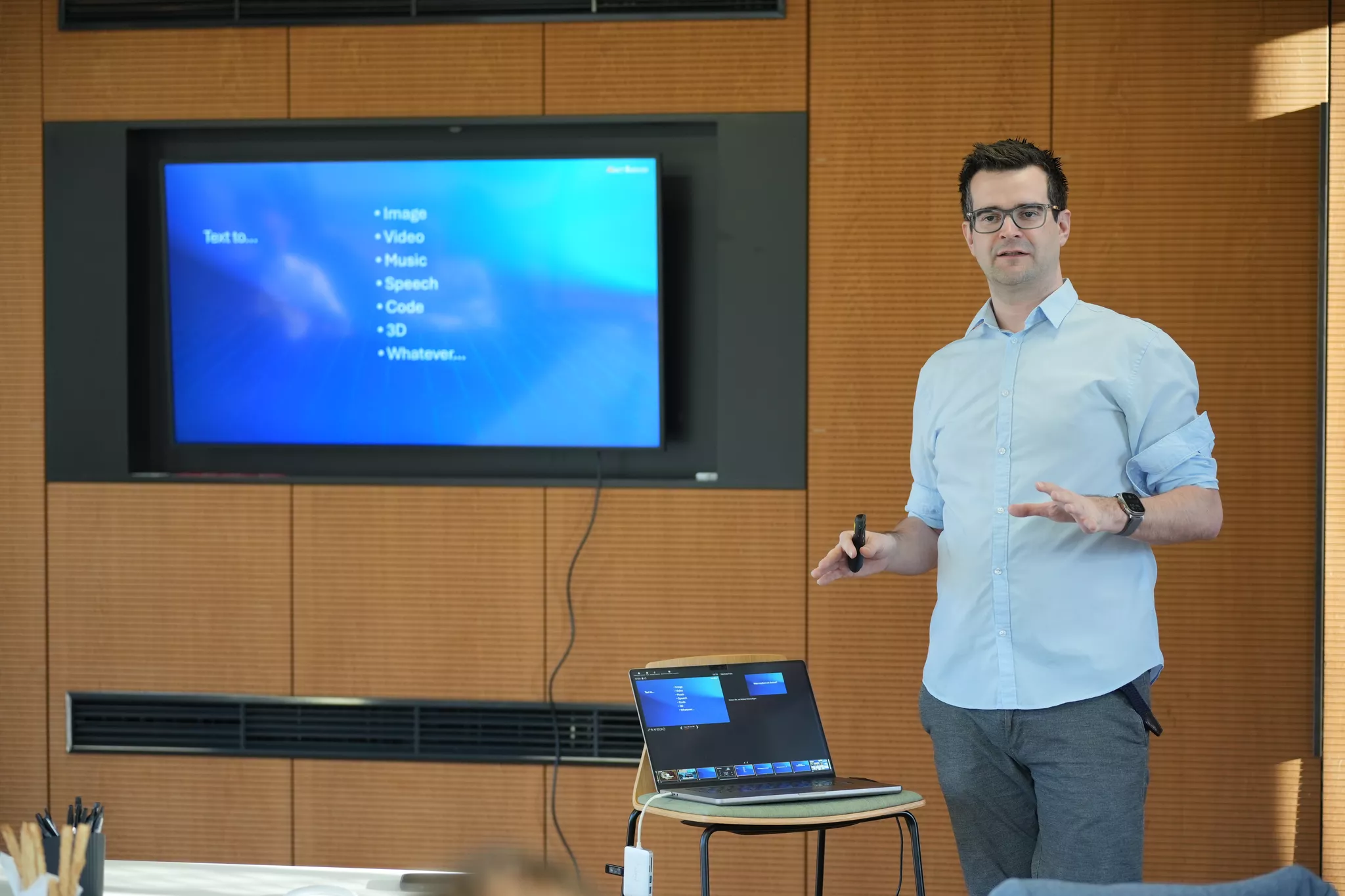 Kirchmair präsentiert sein Buch über KI